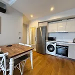 новая стильная у площади таксим, панорамная терраса на крыше Appartement