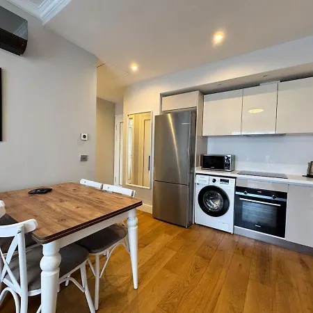 новая стильная у площади таксим, панорамная терраса на крыше Apartment