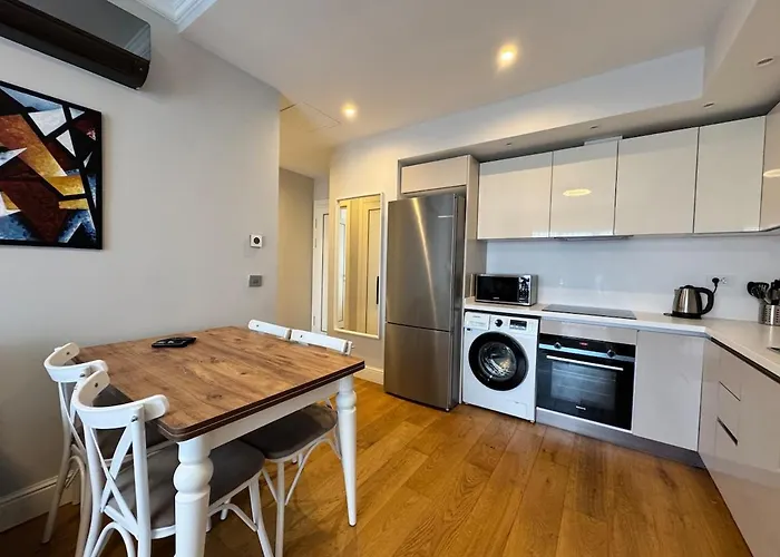 новая стильная у площади таксим, панорамная терраса на крыше Apartment